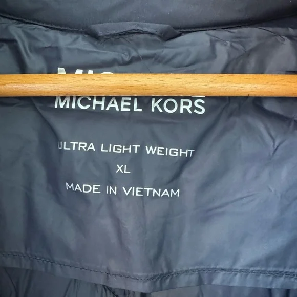 HUGE PRICE DROP - Michael Kors NWT Navy Quilted Hooded Puffer Jacket, size XL - Picture 3 of 9